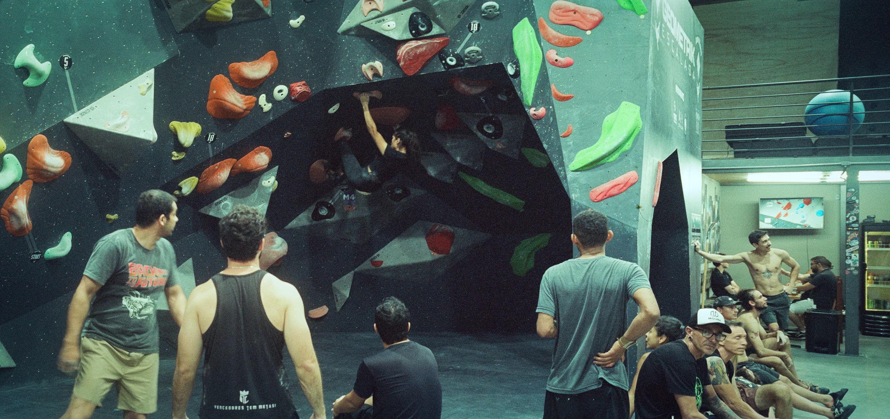 Paredes de boulder da Geometrik Escalada em Votorantim